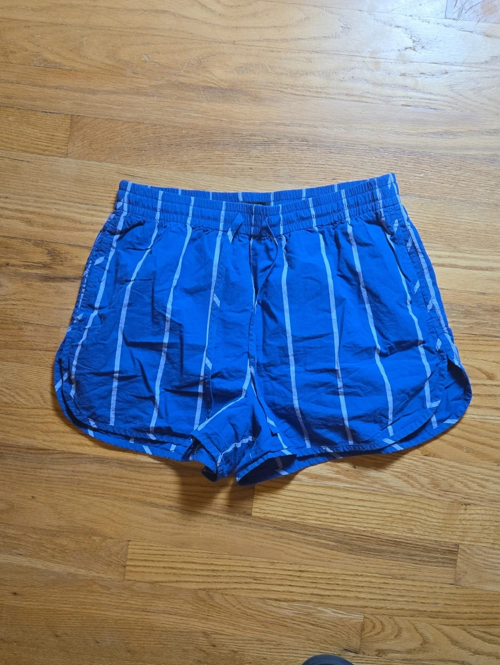 Madewell blue striped dolphin hem poplin crinkle shorts